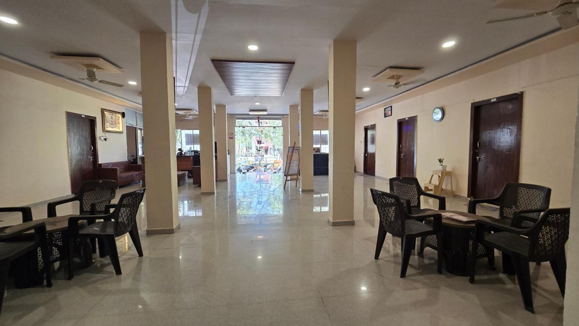 Hotel Maheshwari Green'S Ujjain Esterno foto