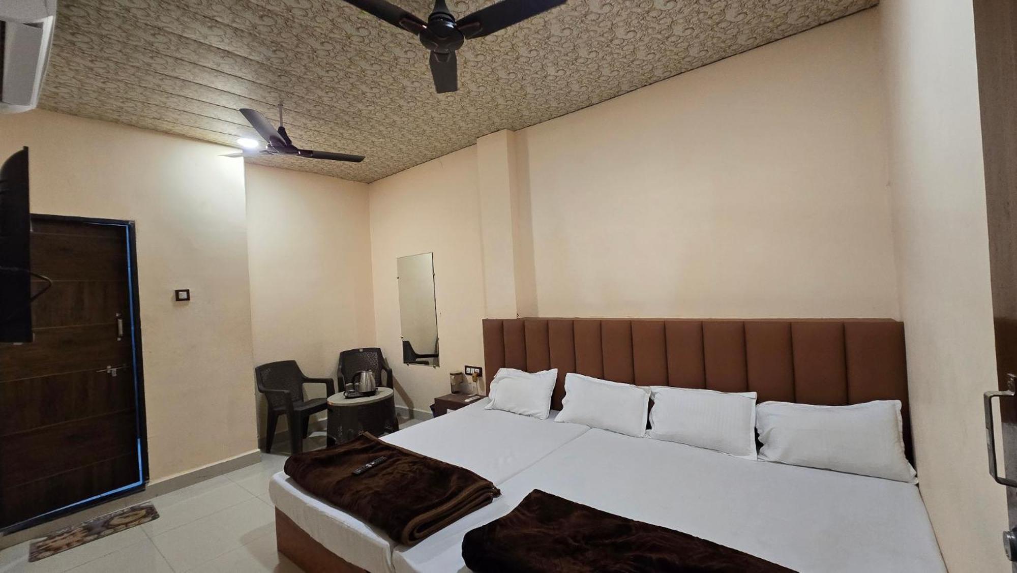 Hotel Maheshwari Green'S Ujjain Esterno foto
