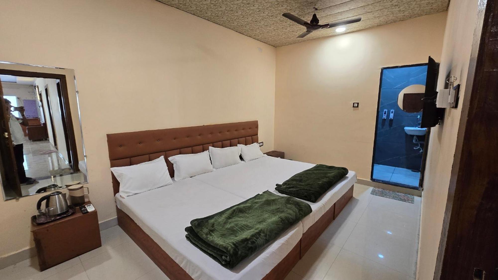 Hotel Maheshwari Green'S Ujjain Esterno foto