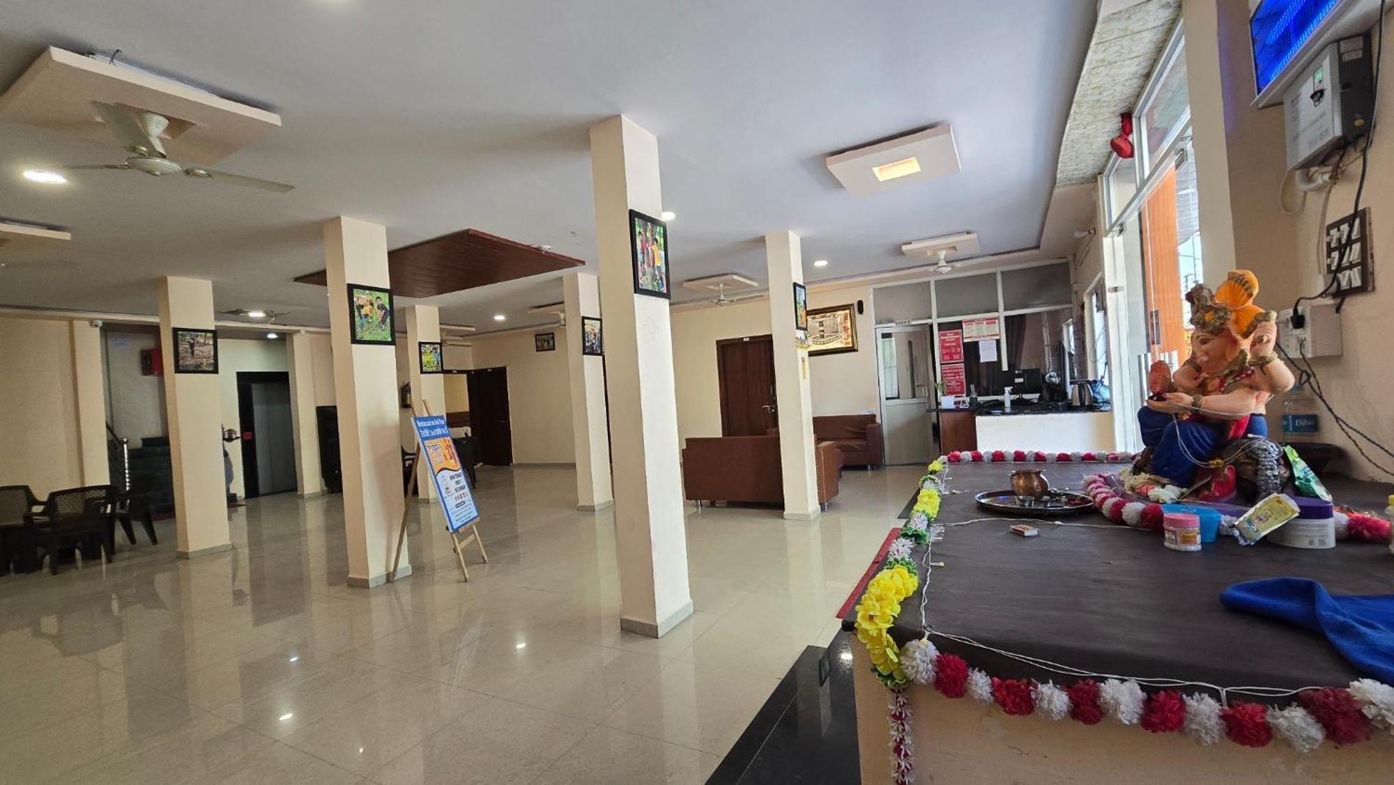 Hotel Maheshwari Green'S Ujjain Esterno foto