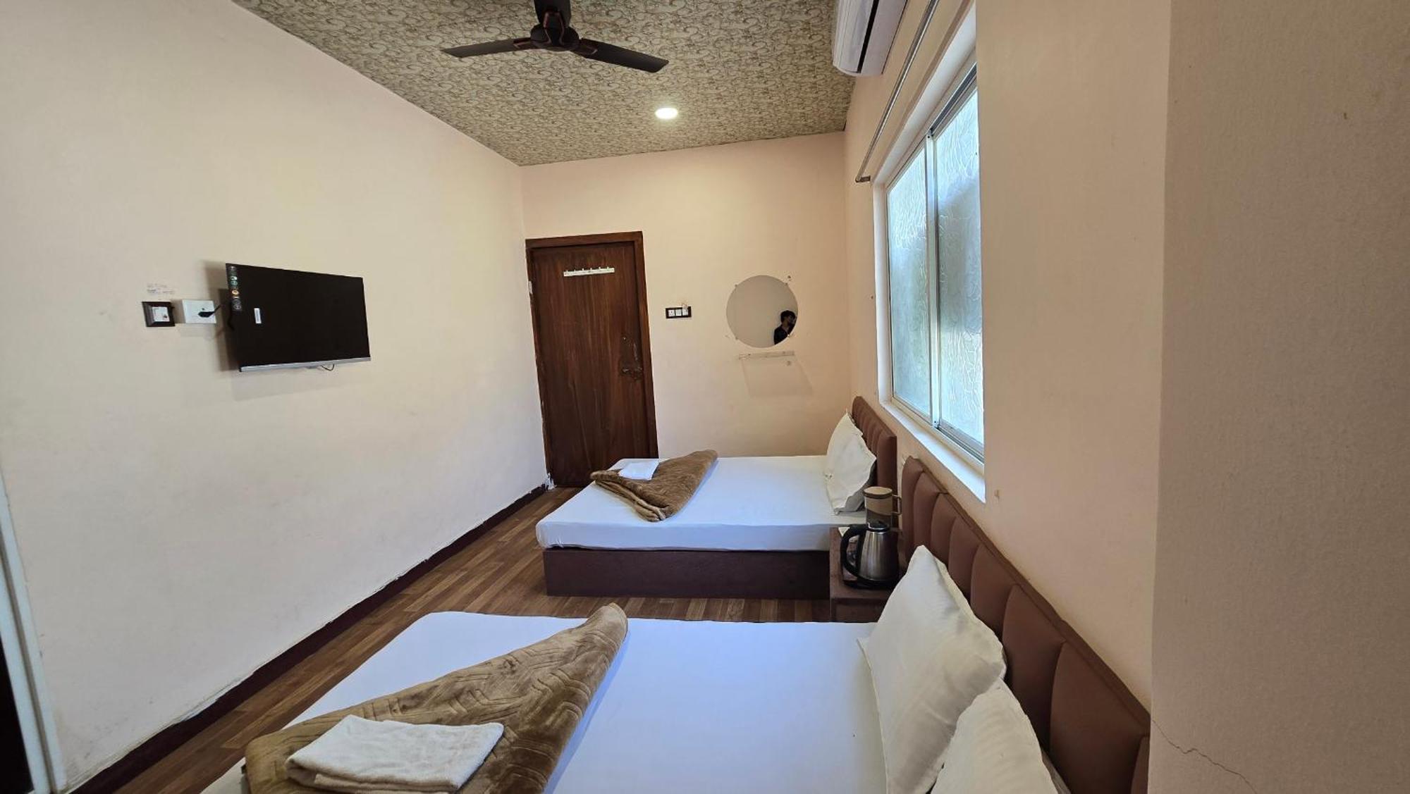 Hotel Maheshwari Green'S Ujjain Esterno foto