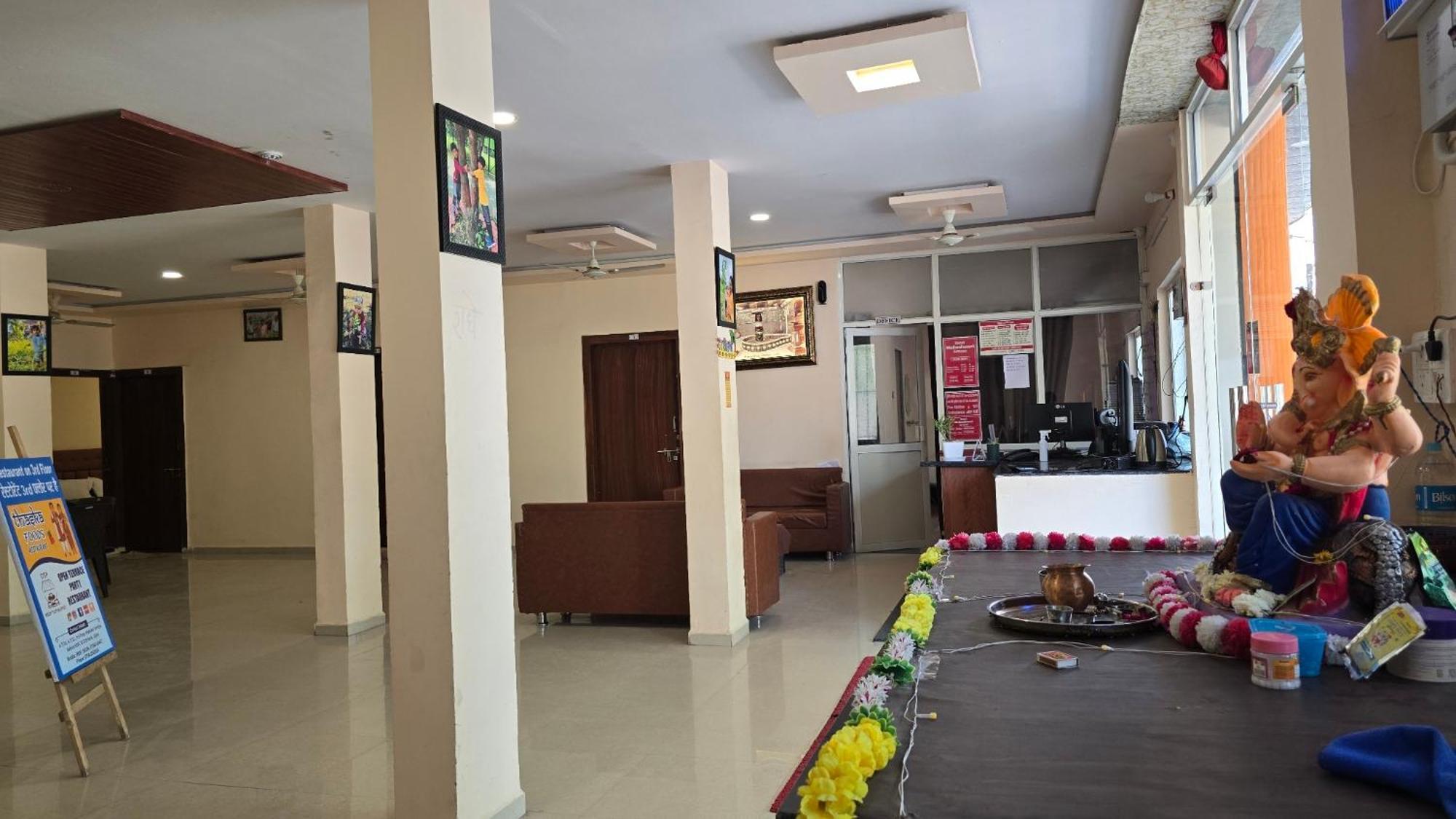 Hotel Maheshwari Green'S Ujjain Esterno foto