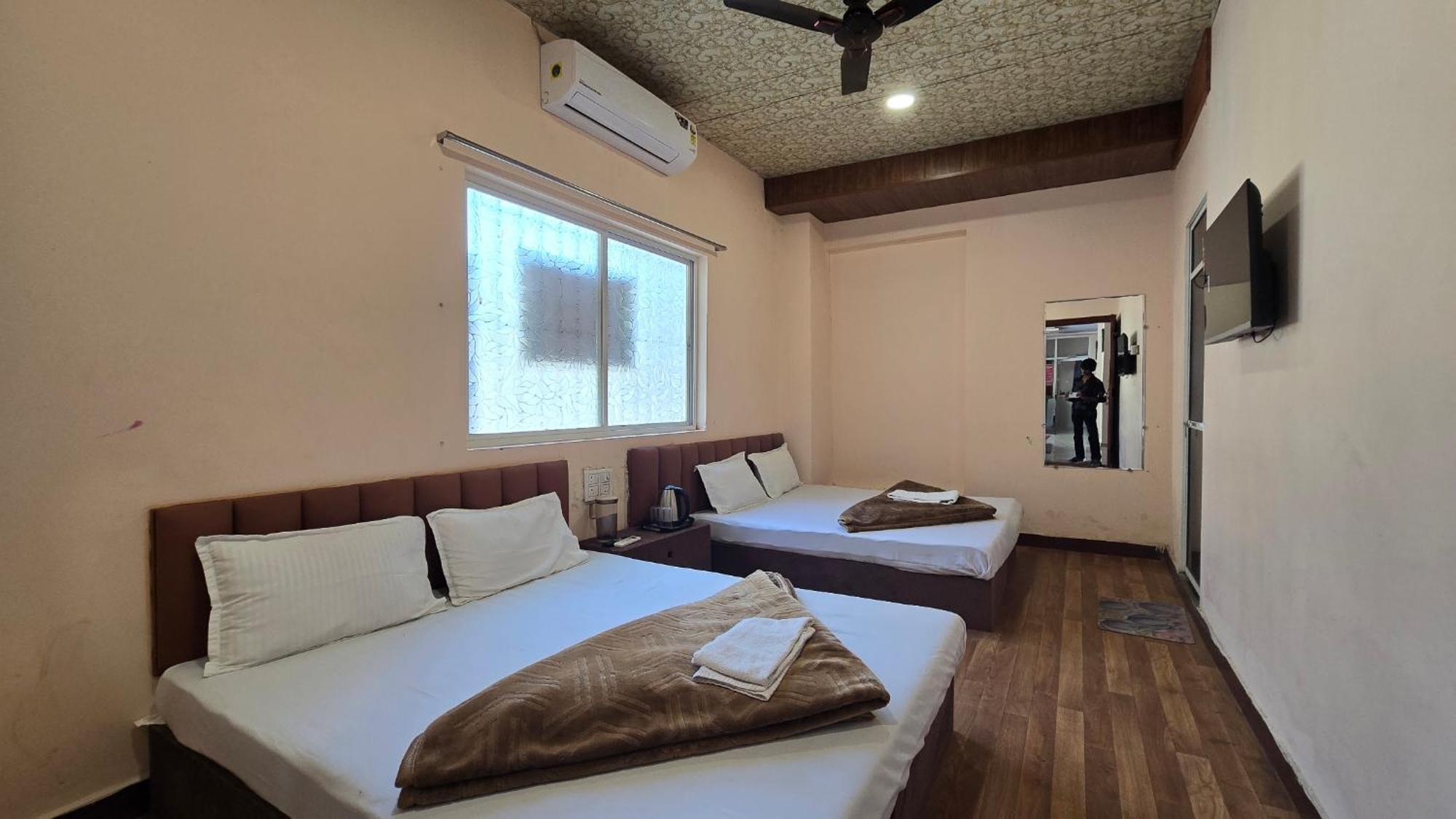 Hotel Maheshwari Green'S Ujjain Esterno foto