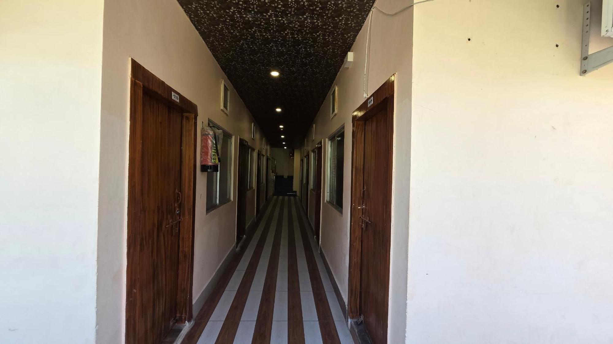 Hotel Maheshwari Green'S Ujjain Esterno foto