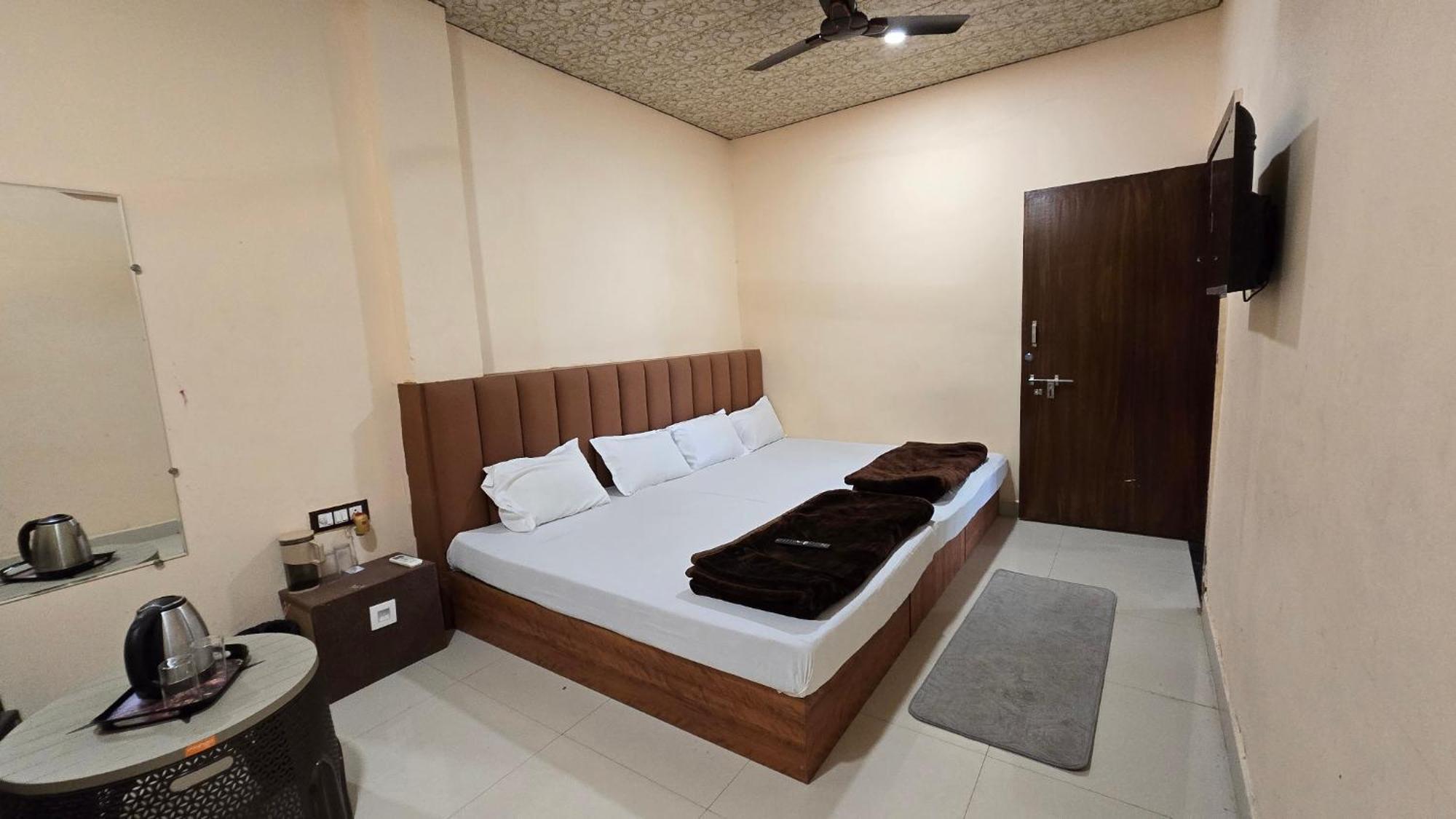 Hotel Maheshwari Green'S Ujjain Esterno foto