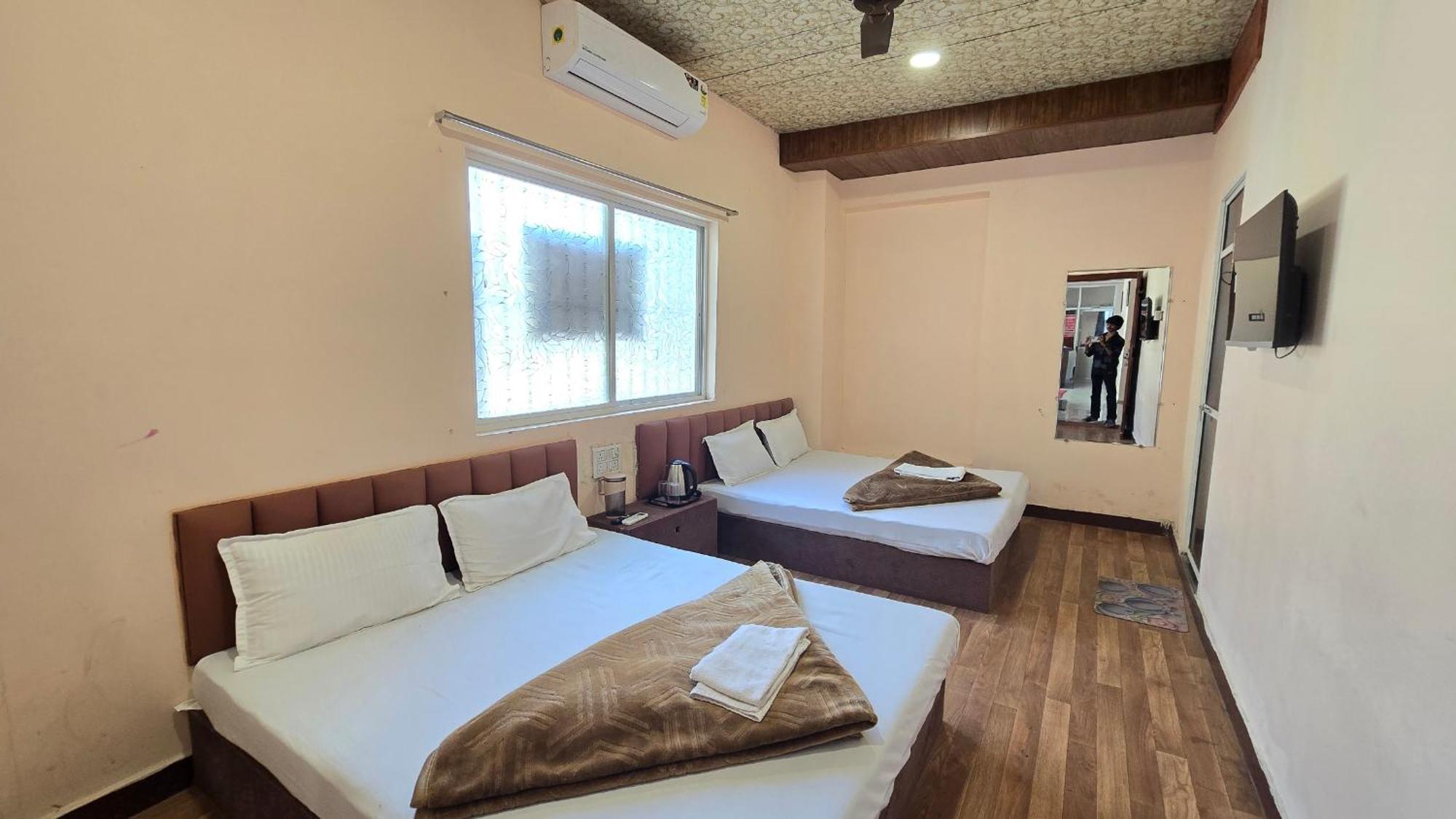 Hotel Maheshwari Green'S Ujjain Esterno foto