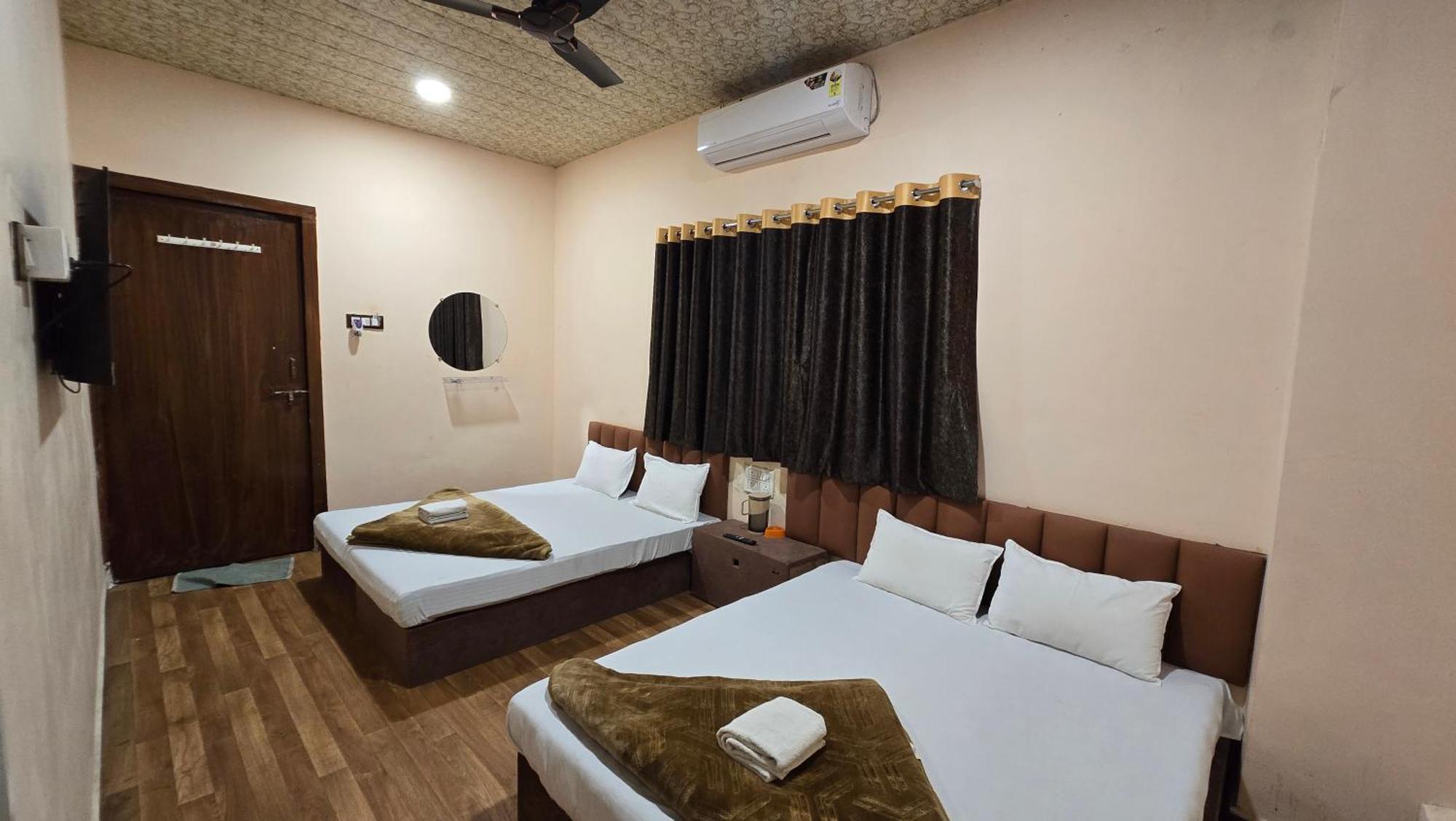 Hotel Maheshwari Green'S Ujjain Esterno foto