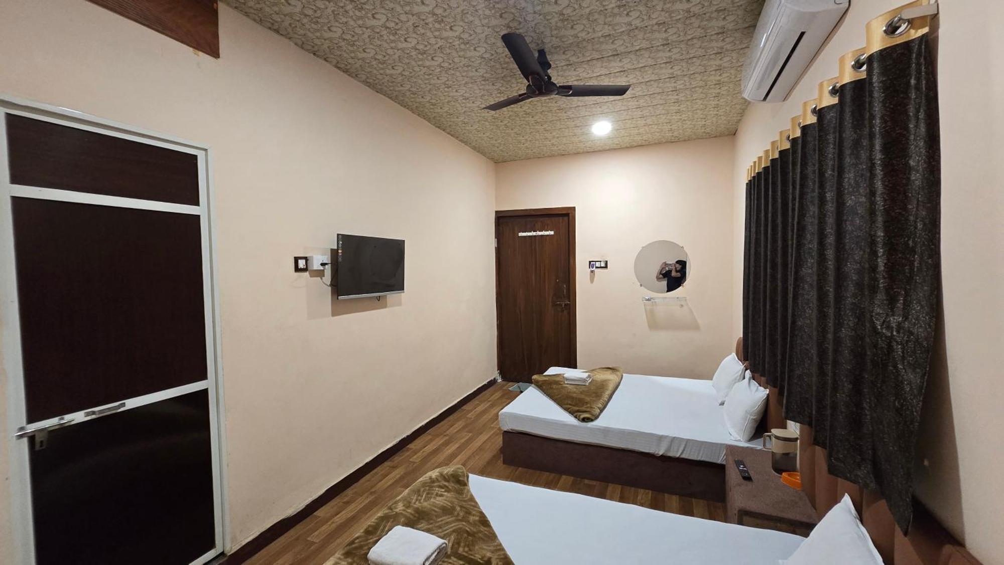 Hotel Maheshwari Green'S Ujjain Esterno foto